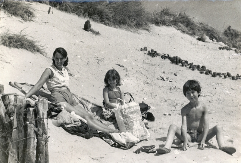 mum-Liz-Andy-Beach-BW